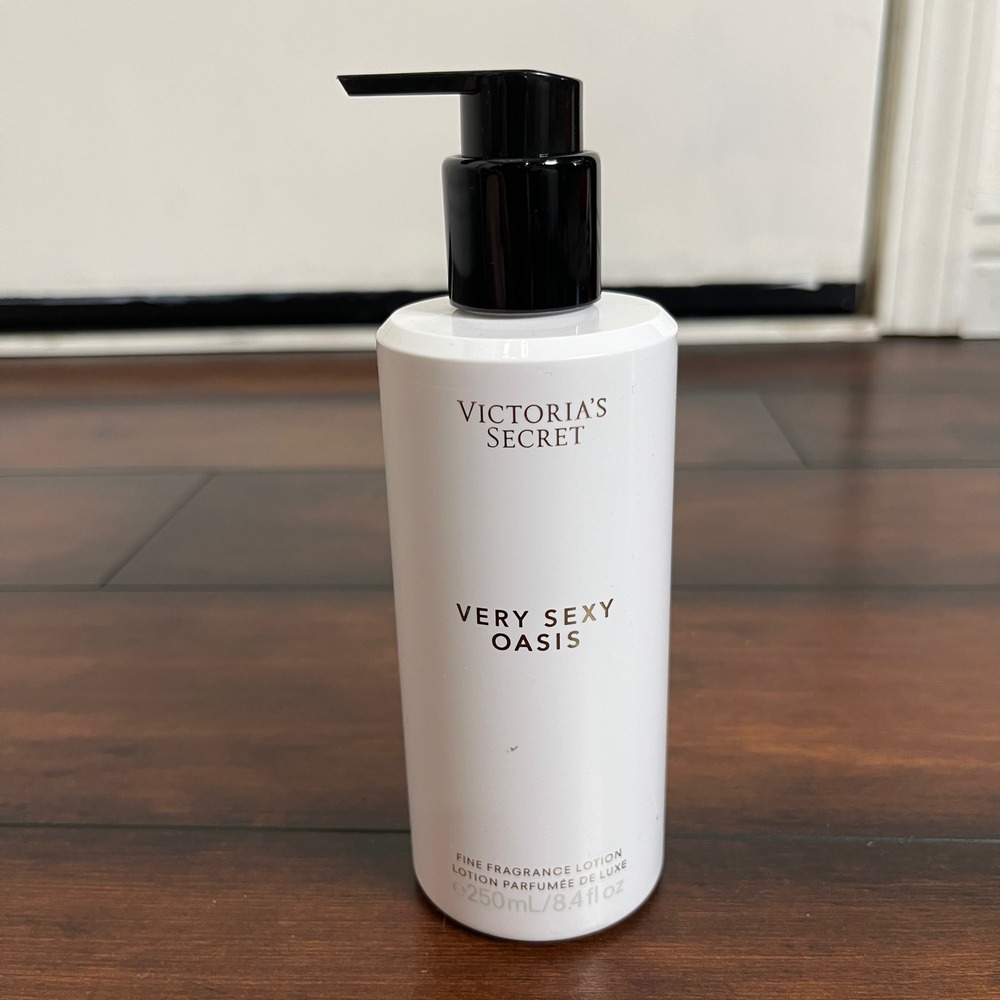 Victoria's Secret Fragrance Lotion Womens 8.4oz White Like New Very Sexy‎ Oasis